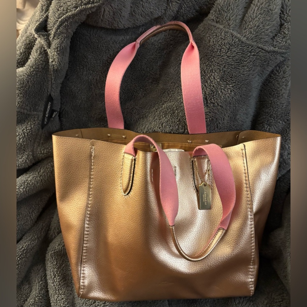 COACH F39675 Leather Derby Tote (Rose Gold/Metallic) - Picture 4 of 16